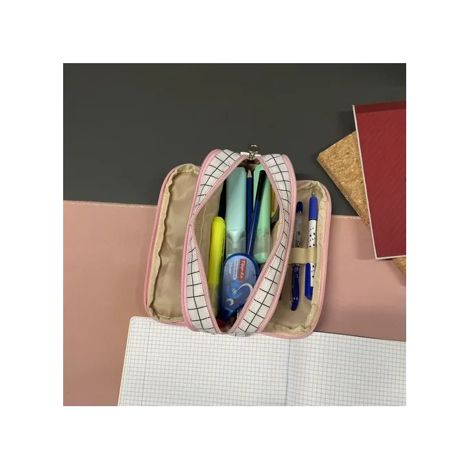 Piórnik na biurku wśród przyborów do pisania