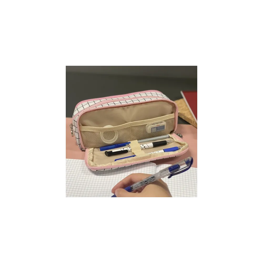 Przykład organizacji różnych akcesoriów w piórniku Maaleo24514