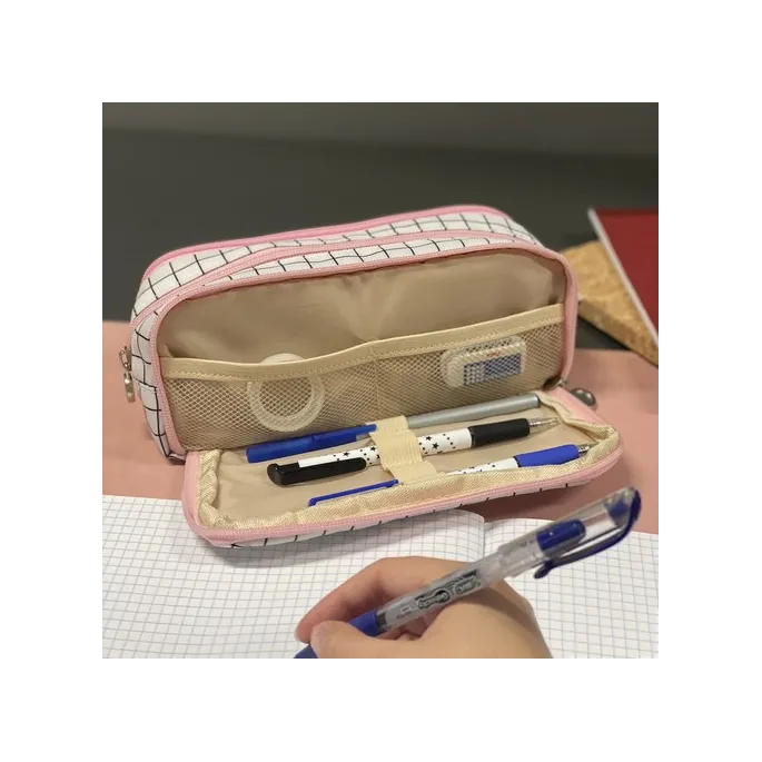 Przykład organizacji różnych akcesoriów w piórniku Maaleo24514