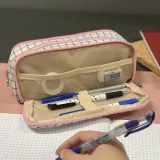 Przykład organizacji różnych akcesoriów w piórniku Maaleo24514