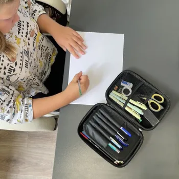 Widok boczny przedstawiający konstrukcję piórnika szkolnego