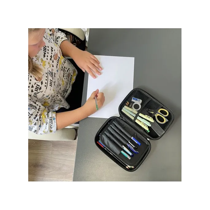 Widok boczny przedstawiający konstrukcję piórnika szkolnego