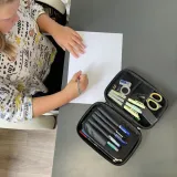 Widok boczny przedstawiający konstrukcję piórnika szkolnego