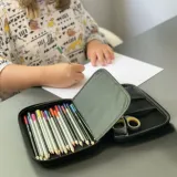 Kolorowe wykończenie i solidny stelaż piórnika Kruzzel