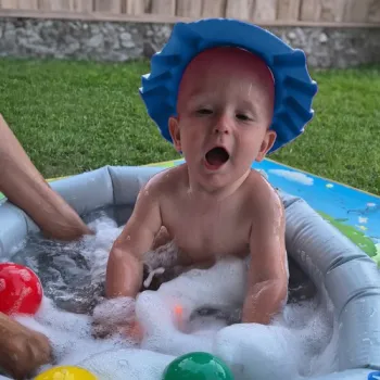 Niebieskie rondo kąpielowe dla dzieci leżące płasko na powierzchni