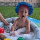 Niebieskie rondo kąpielowe dla dzieci leżące płasko na powierzchni