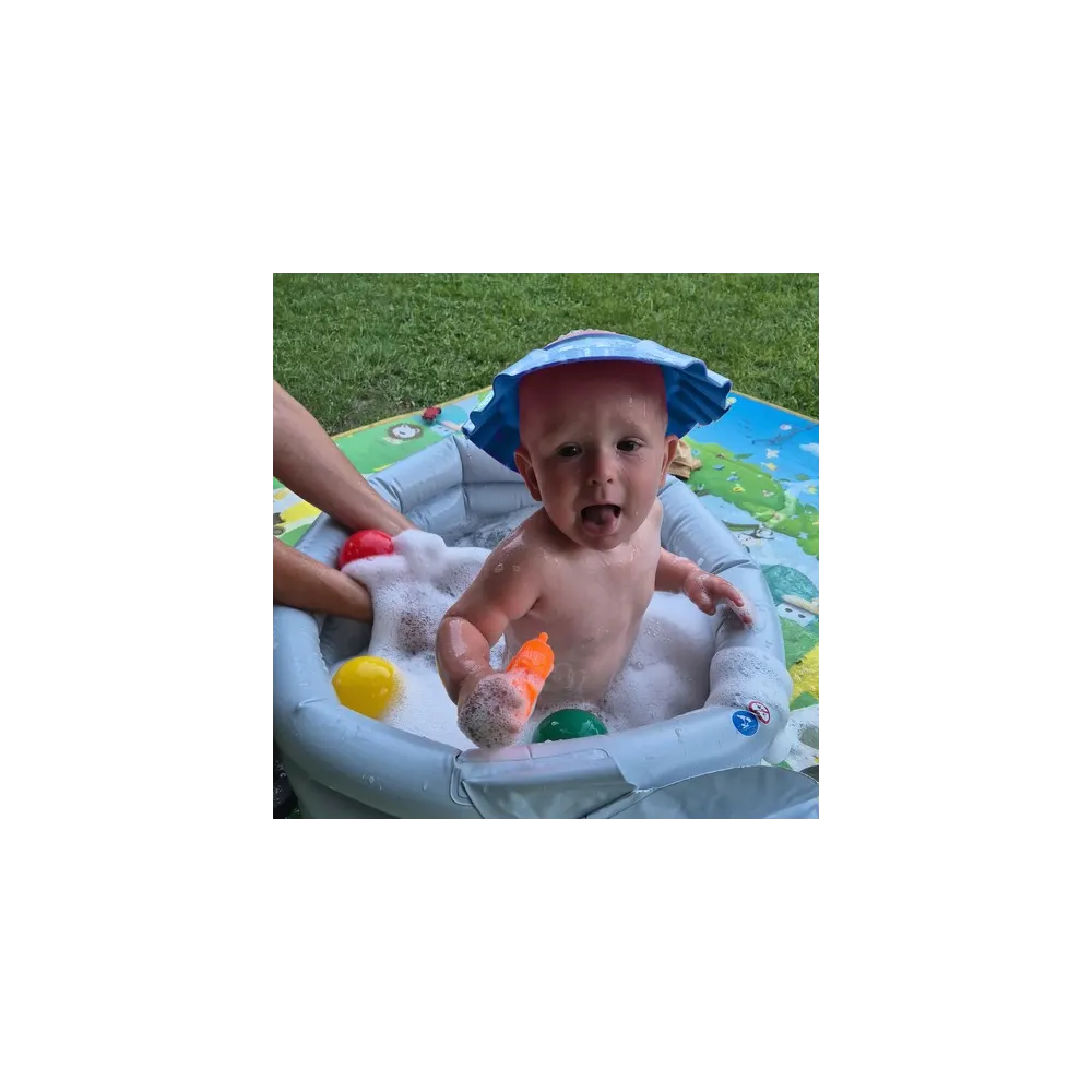 Widok na piankowy materiał ronda kąpielowego do mycia włosów dziecka