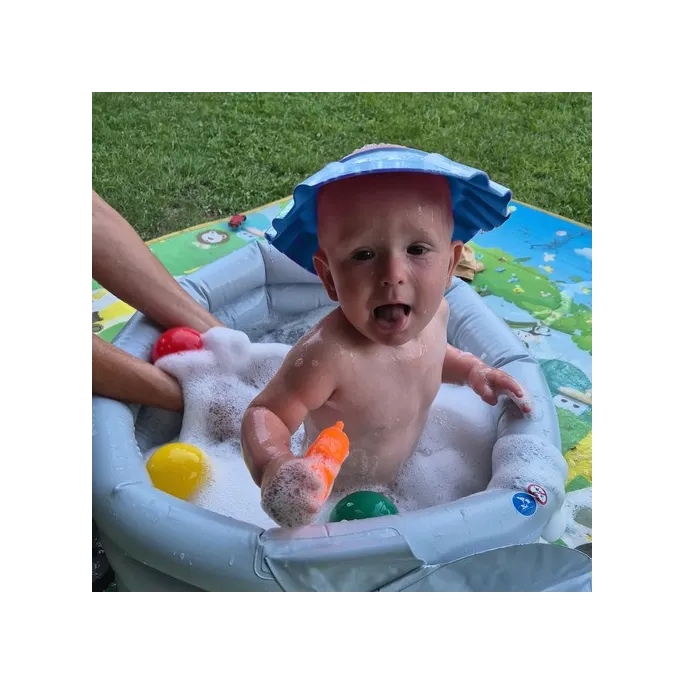 Widok na piankowy materiał ronda kąpielowego do mycia włosów dziecka