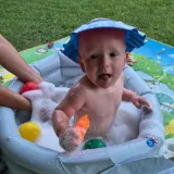 Widok na piankowy materiał ronda kąpielowego do mycia włosów dziecka