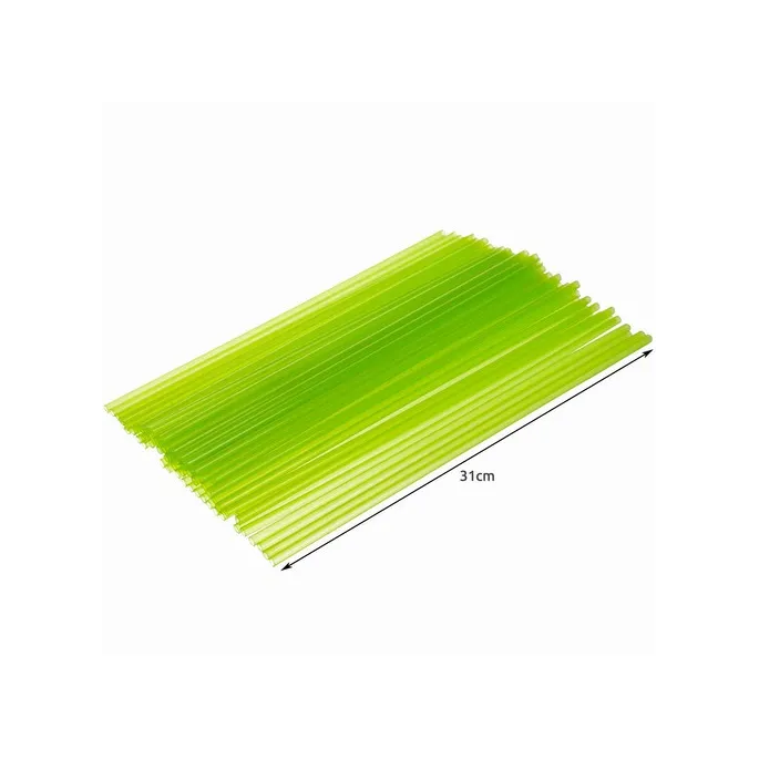 zbliżenie na zielone fluorescencyjne słomki ze 101-elementowego kompletu