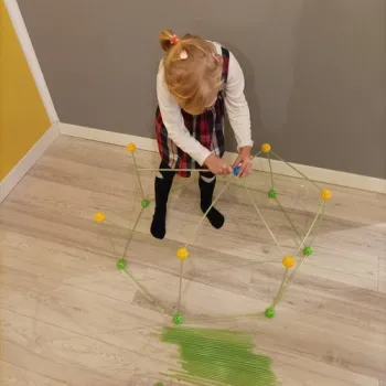 klocki słomki rozłożone z instrukcją w tle