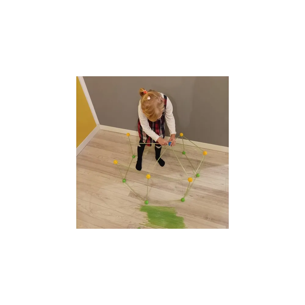 klocki słomki rozłożone z instrukcją w tle