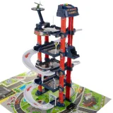 widok zestawu z torami, znakami drogowymi i barierkami