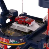 scena zabawy z samochodem wjeżdżającym na planszę miasta