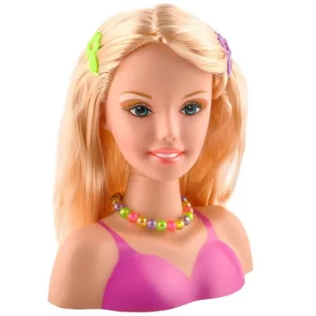 Zestaw akcesoriów, w tym pasemka i naszyjnik na stoliku