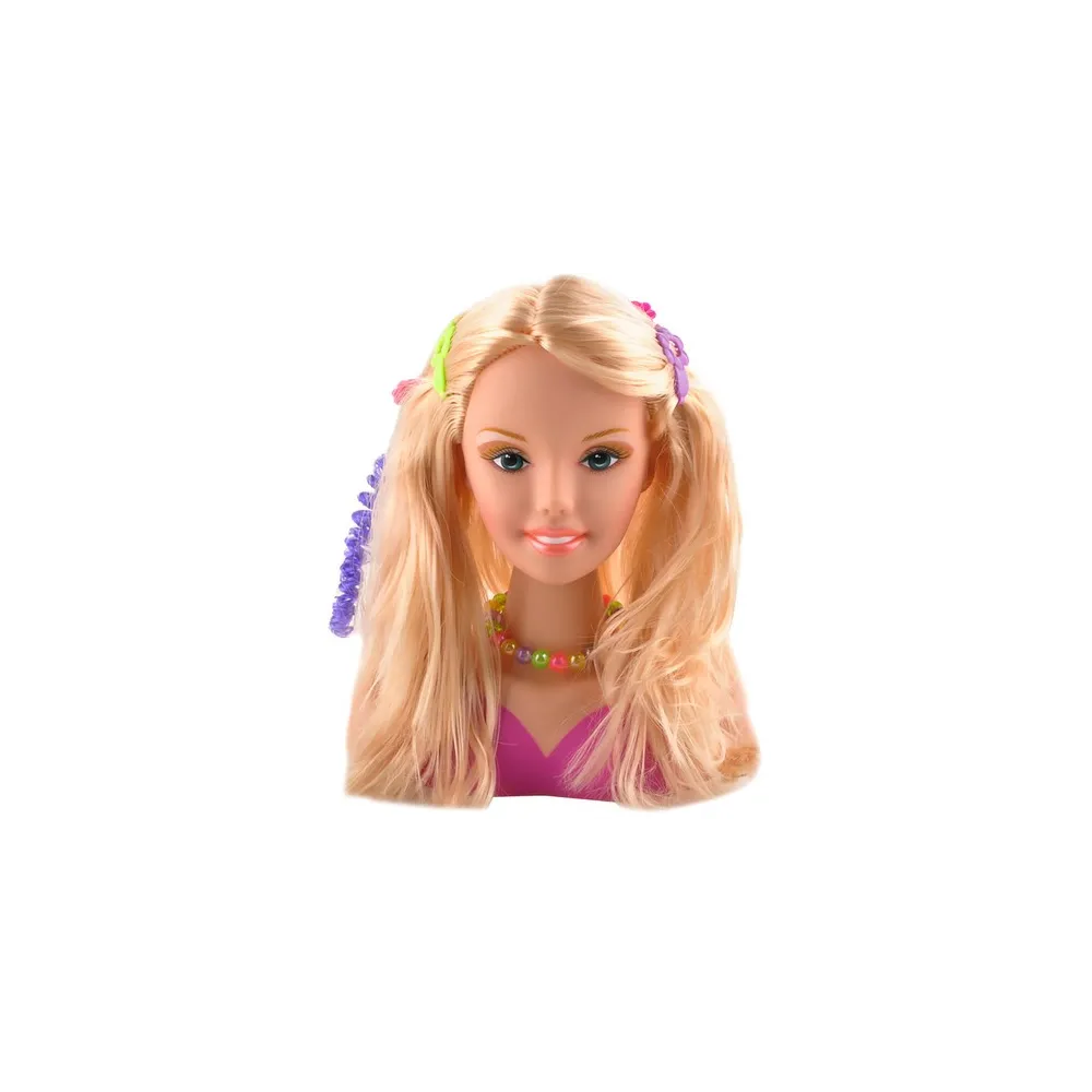 Detal fryzury z doczepianymi kolorowymi pasemkami