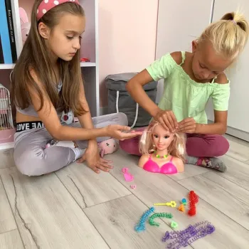 Zabawkowa głowa fryzjerska gotowa do czesania