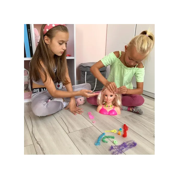 Zabawkowa głowa fryzjerska gotowa do czesania