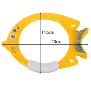 Zbliżenie na pałki ustawione pionowo w wodzie