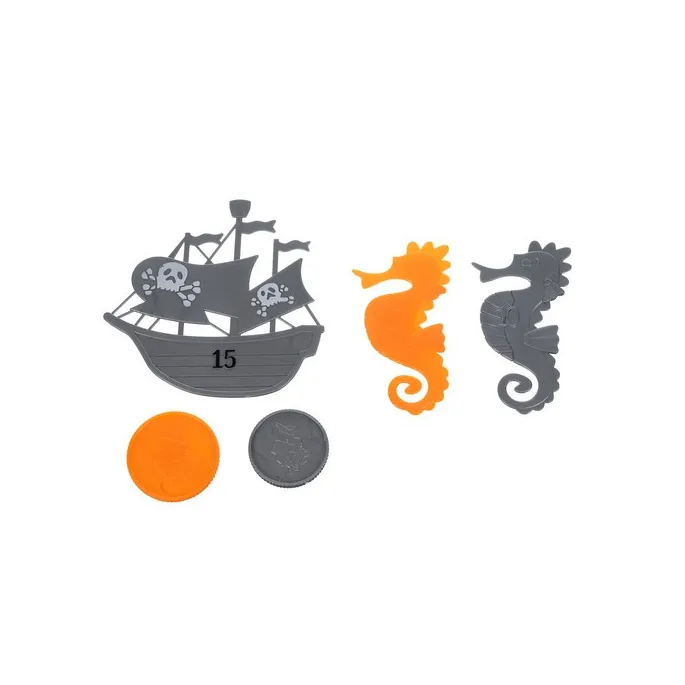 Elementy pirackiego skarbu: statek, monety i koniki morskie na brzegu