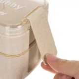 zamknięta śniadaniówka Ruhhy z widocznymi klamrami zabezpieczającymi