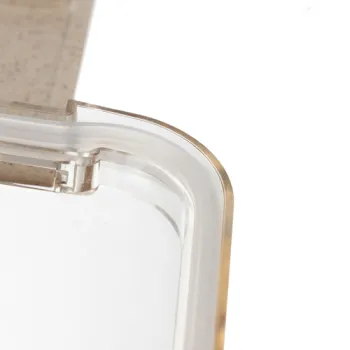 zestaw: lunchbox z tacką, łyżką, widelcem i separatorem na jasnym tle