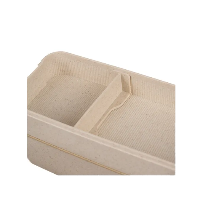 zbliżenie na falowany brzeg widelca pełniącego rolę noża