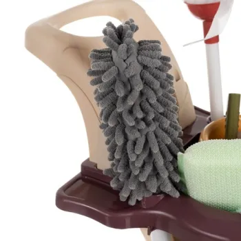 tablica ostrzegawcza oraz zmiotka na tle beżowych akcesoriów