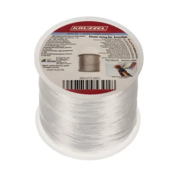 detal grubości gumki do biżuterii na białej szpulce