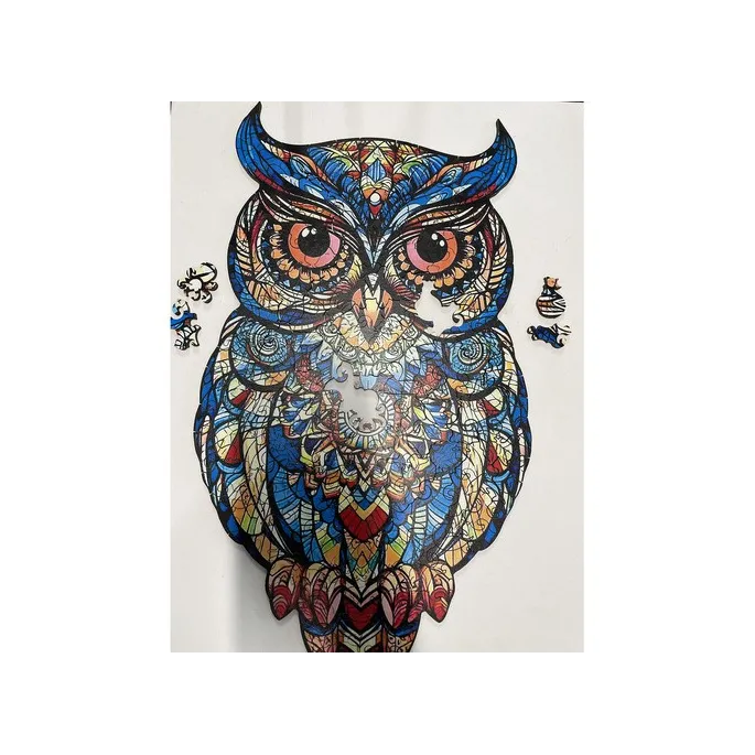 pojedynczy element drewnianej układanki sowy z bliska