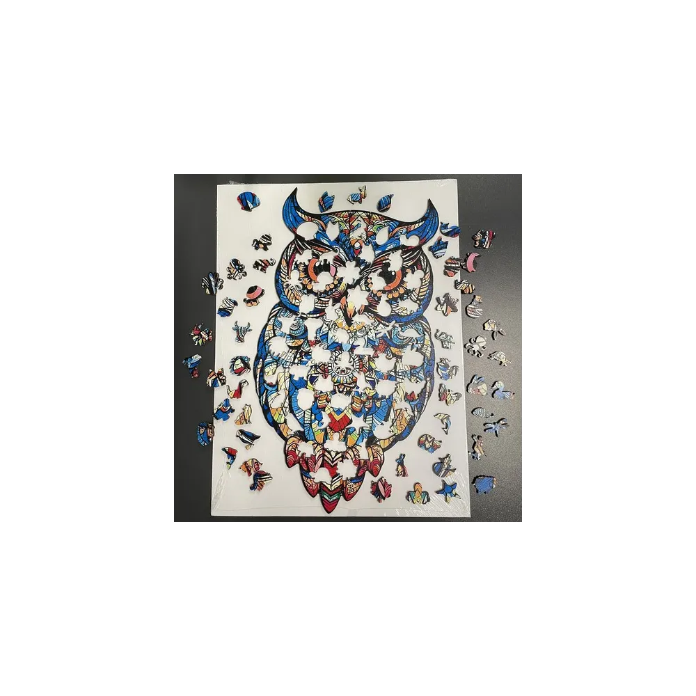 ozdobna sowa wykonana z drewnianych puzzli w barwnej stylistyce