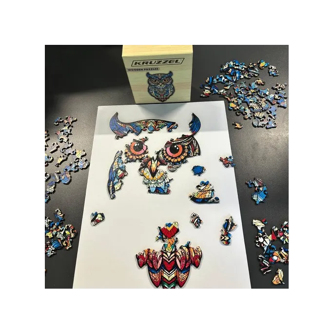 drewniane puzzle Kruzzel 24551 rozłożone na jasnej powierzchni