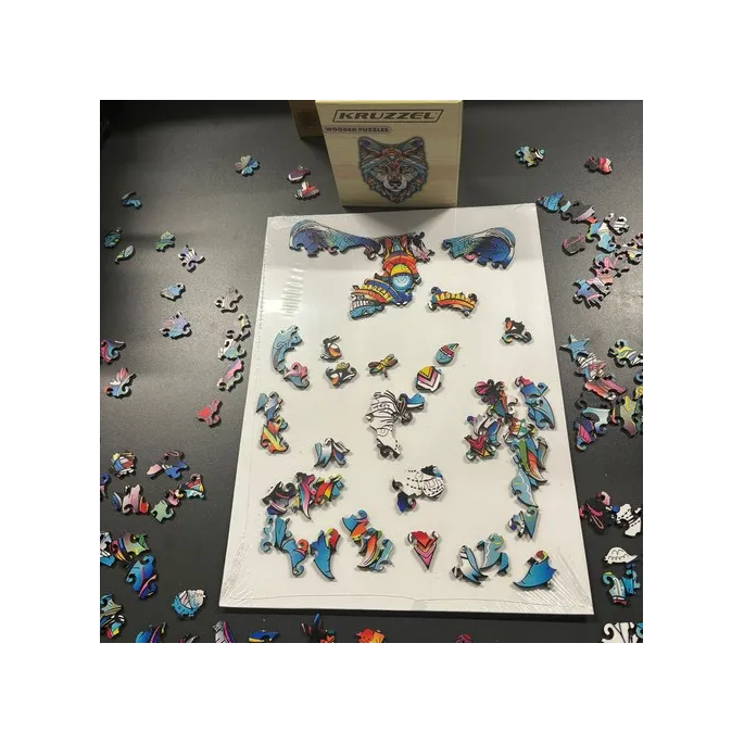 puzzle drewniane kruzzel leżące na blacie