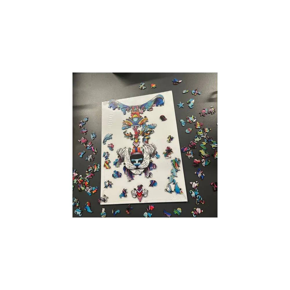 widok na nieregularne krawędzie głowy wilka z puzzli