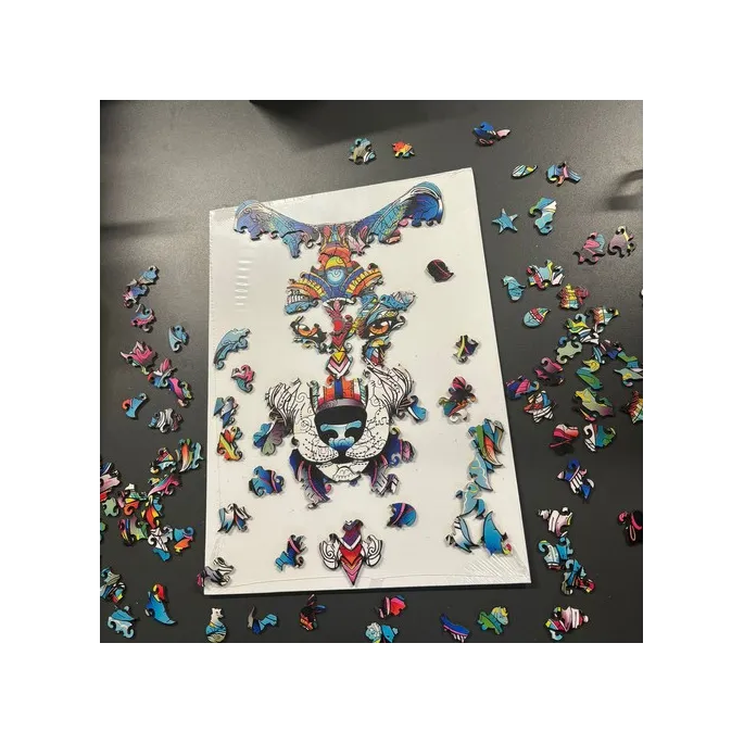 widok na nieregularne krawędzie głowy wilka z puzzli