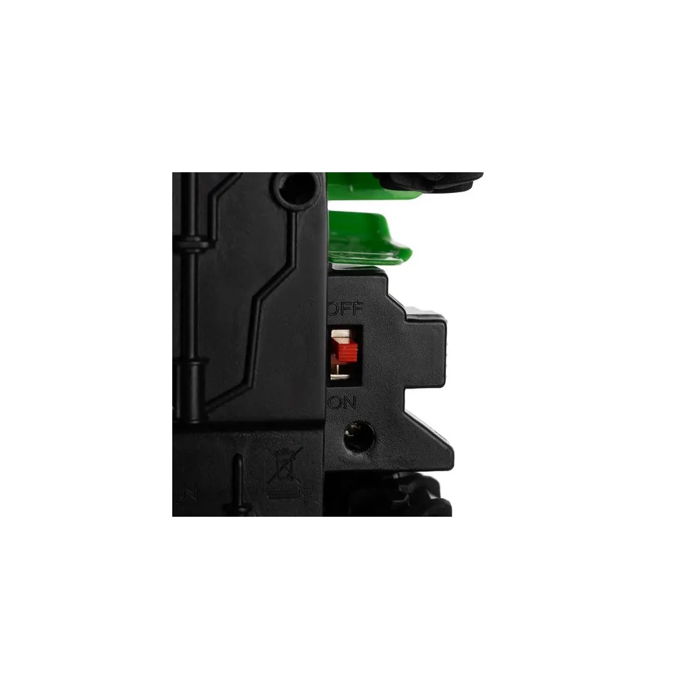 widok z tyłu na otwieraną burtę i przyczepę traktora