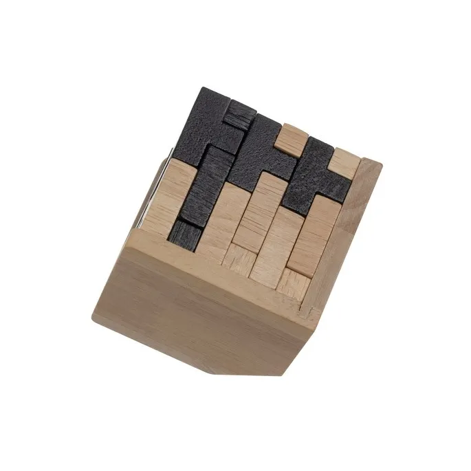 Ręce składające przestrzenną układankę z drewnianych części