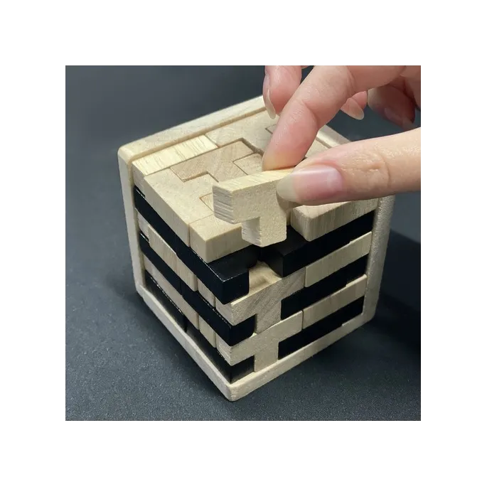 Układanka o wymiarach 7 x 7 x 7 cm na białym tle