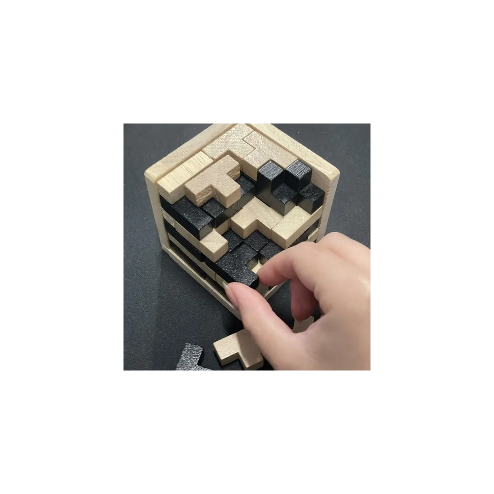 Wysypane elementy układanki na stole, gotowe do ułożenia sześcianu