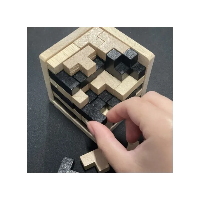 Wysypane elementy układanki na stole, gotowe do ułożenia sześcianu