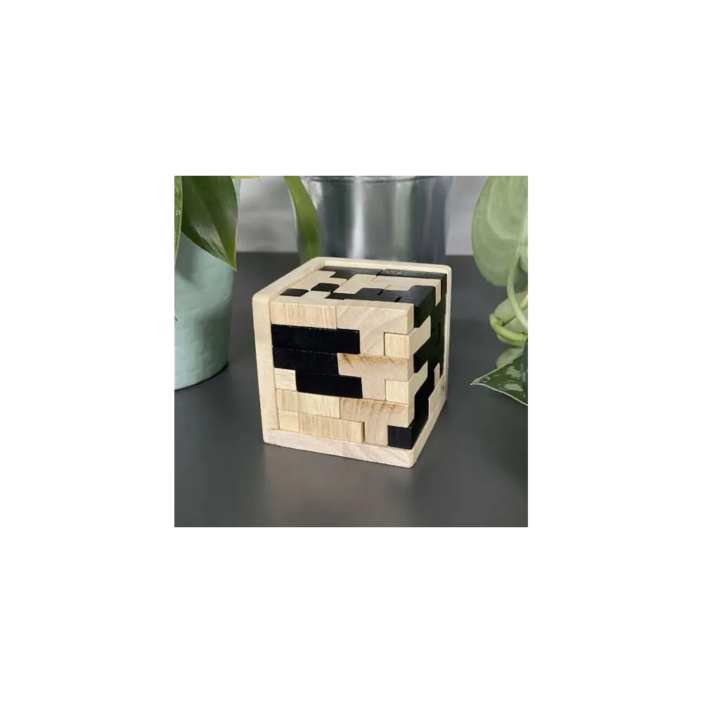 Detal starannie wyszlifowanego drewna w układance dla dzieci i dorosłych