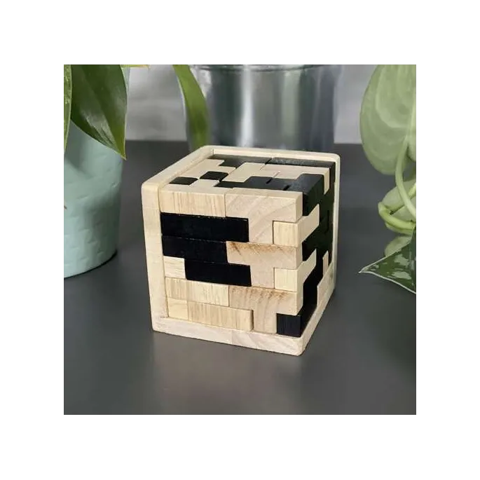 Detal starannie wyszlifowanego drewna w układance dla dzieci i dorosłych