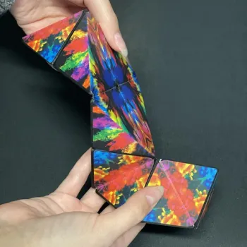 Detal stabilnych połączeń magnetycznych w kostce antystresowej