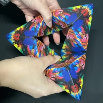 Kostka magnetyczna przygotowana do użytku na biurku