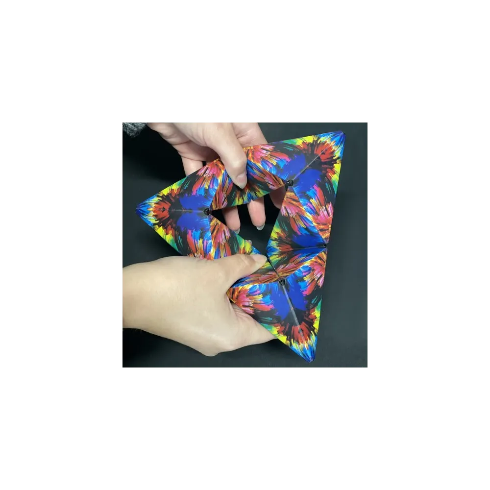 Kostka magnetyczna przygotowana do użytku na biurku