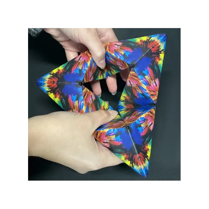 Kostka magnetyczna przygotowana do użytku na biurku