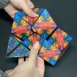 Kreatywna zabawa magnetyczną łamigłówką podczas relaksu