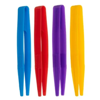 Stonoga w ruchu z piłeczkami na wszystkich łapkach