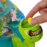 dzieci bawiące się grą Bitwa dinozaurów przy wspólnej zabawie