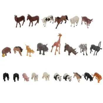 dziecięca ręka bawiąca się figurką pandy z zestawu kruzzel